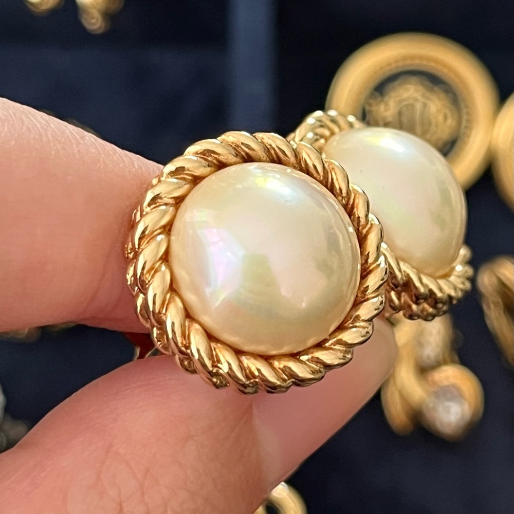Authentic Vintage Dior Classic Round Pearl Braided Gold Edge Clip-On Earrings - Picture 3 of 8